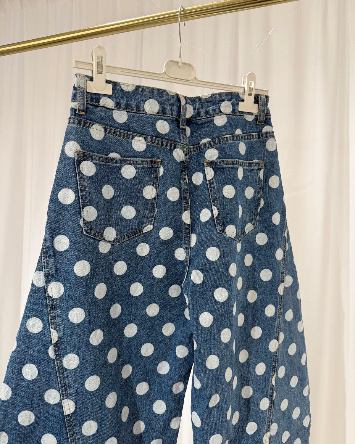Jeans mit Punkten