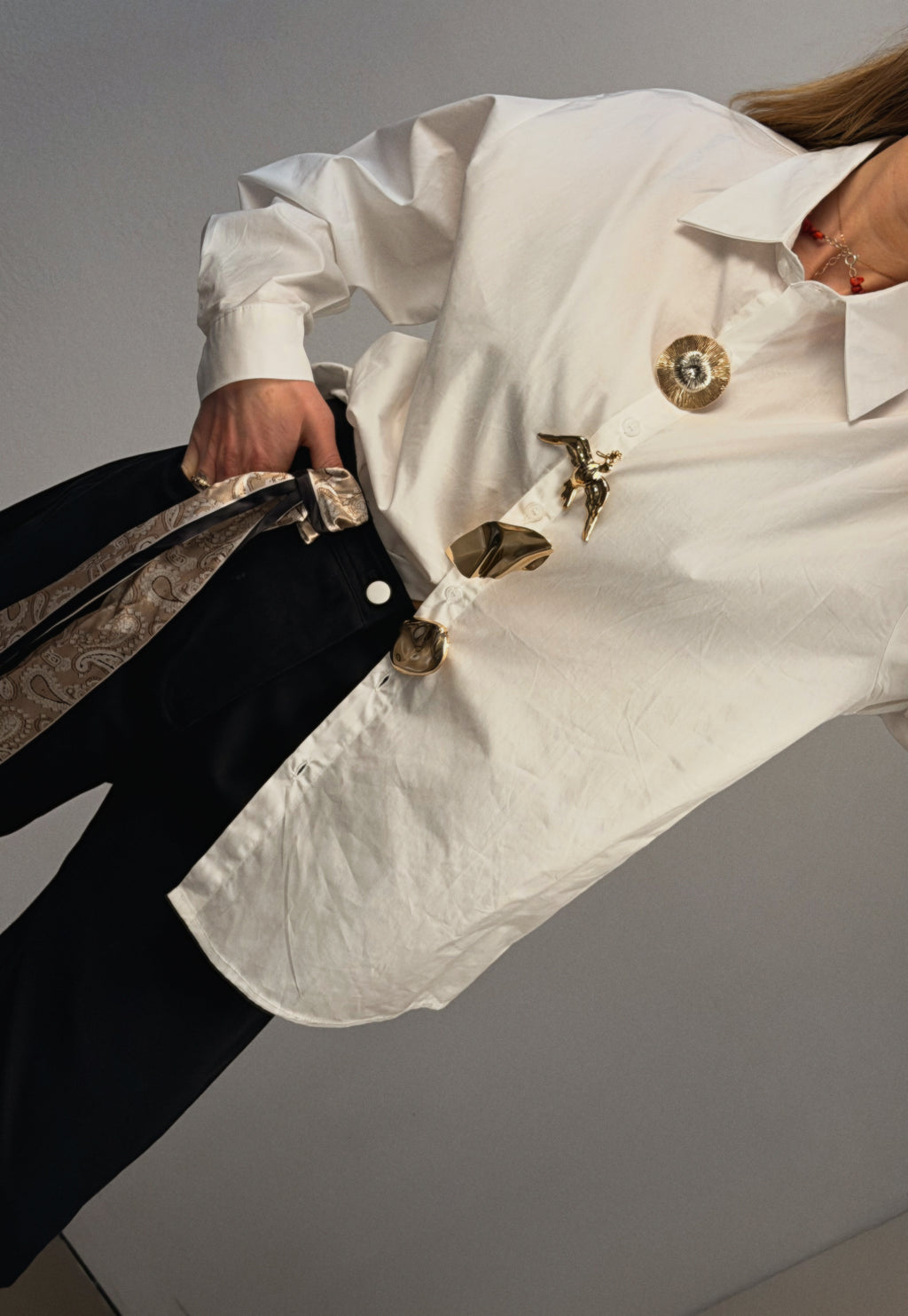 Lässige Bluse mit Broschen