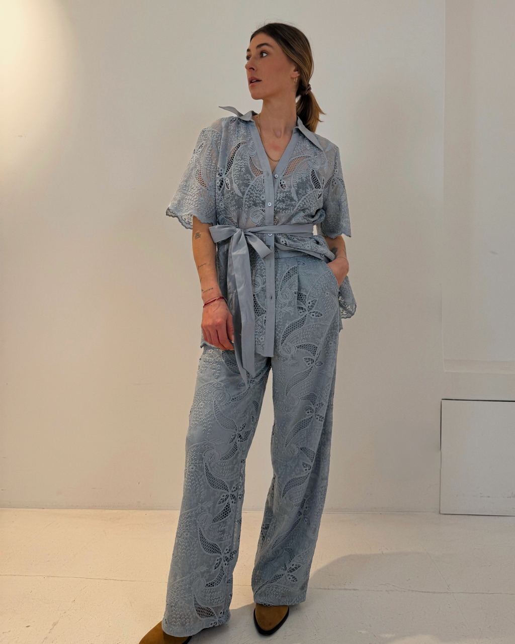 Hose mit Lochstickerei