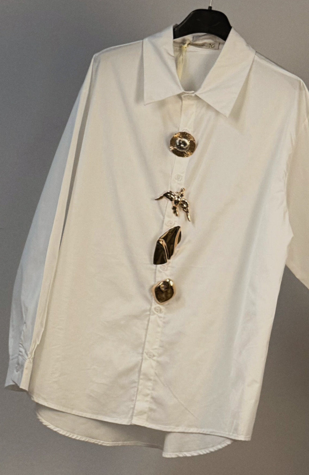 Lässige Bluse mit Broschen