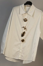 Lässige Bluse mit Broschen