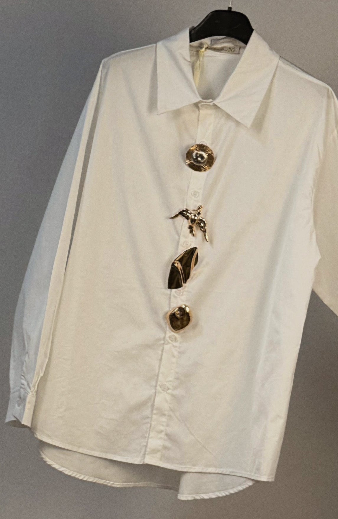 Lässige Bluse mit Broschen