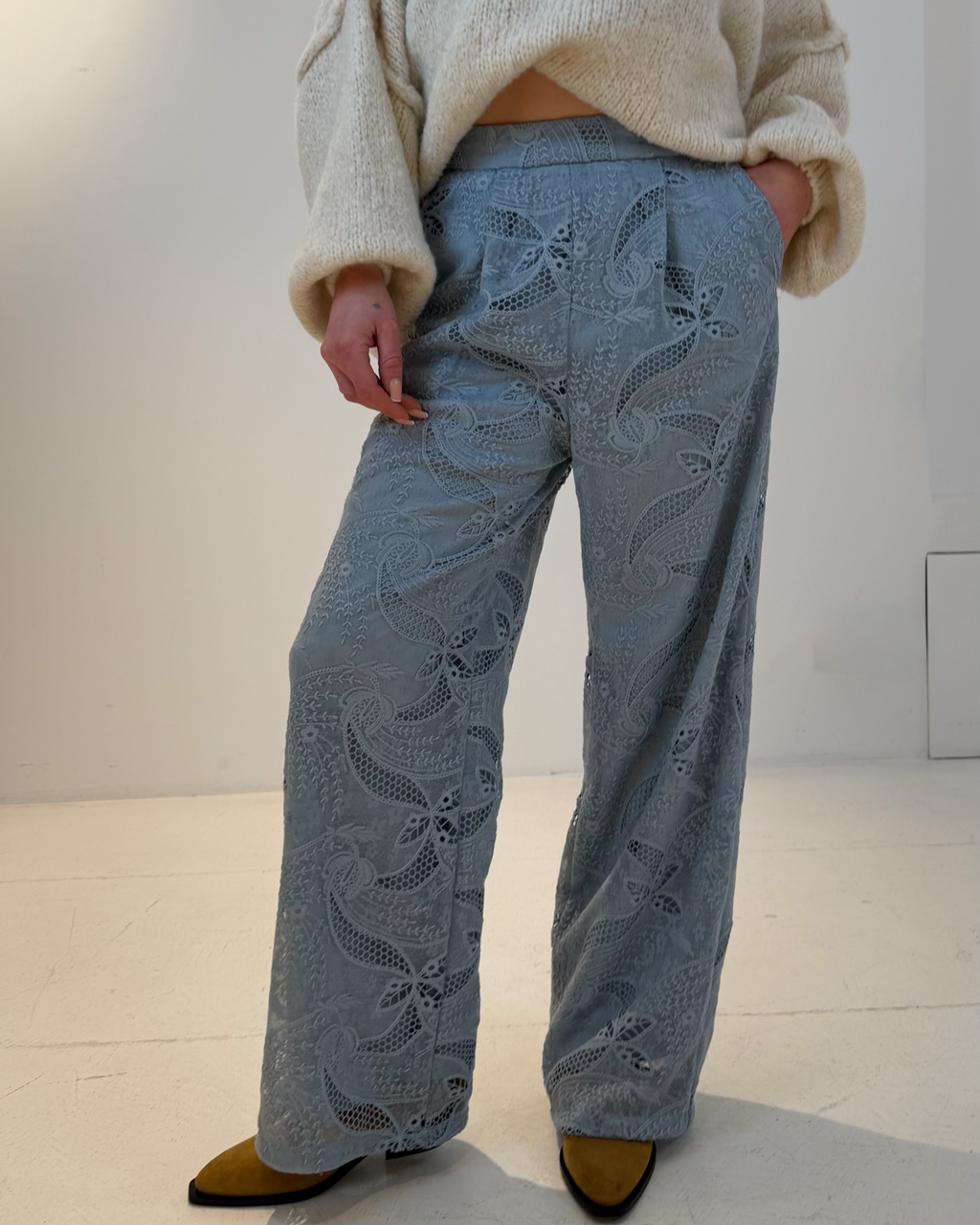 Hose mit Lochstickerei