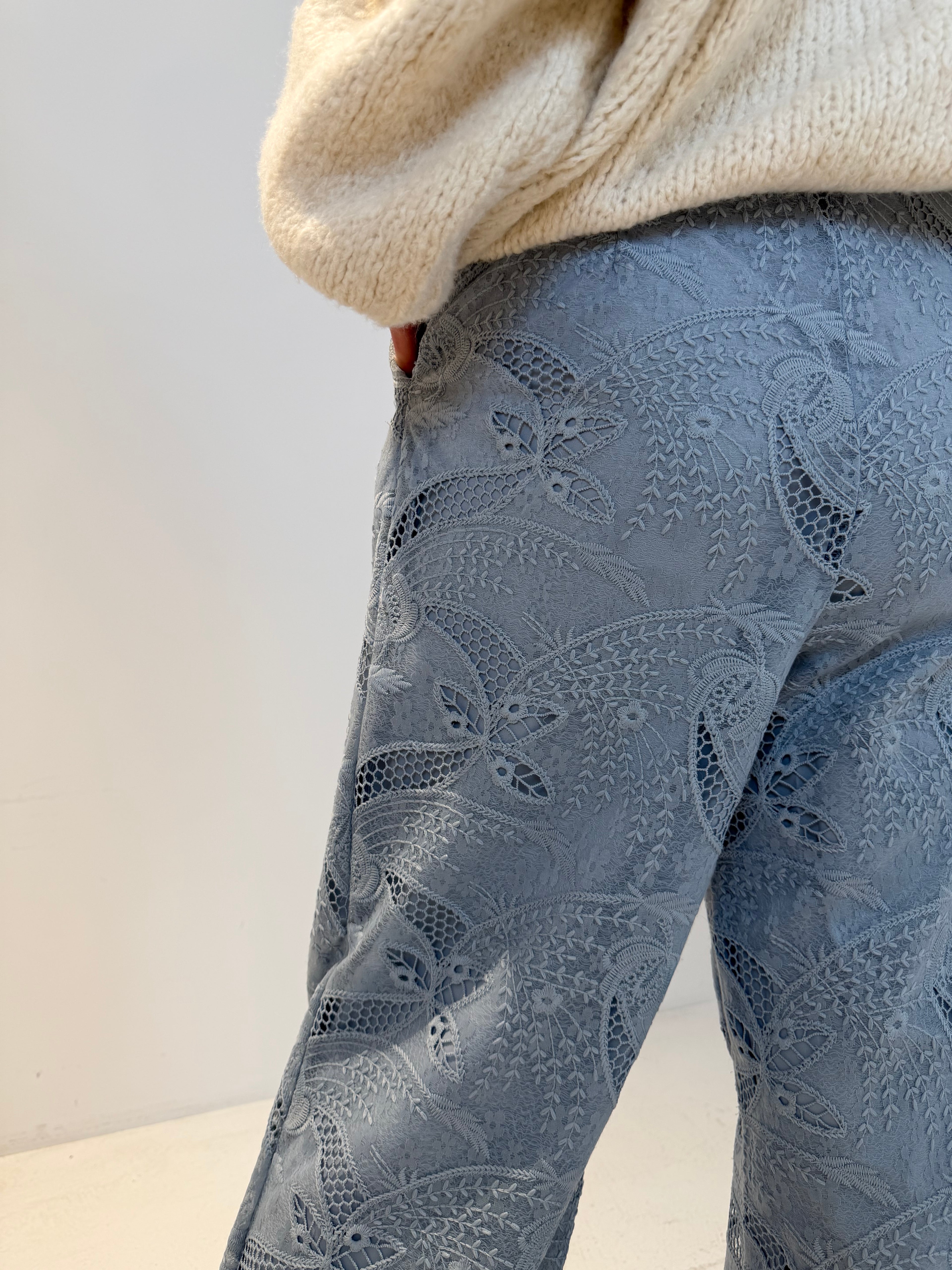 Hose mit Lochstickerei