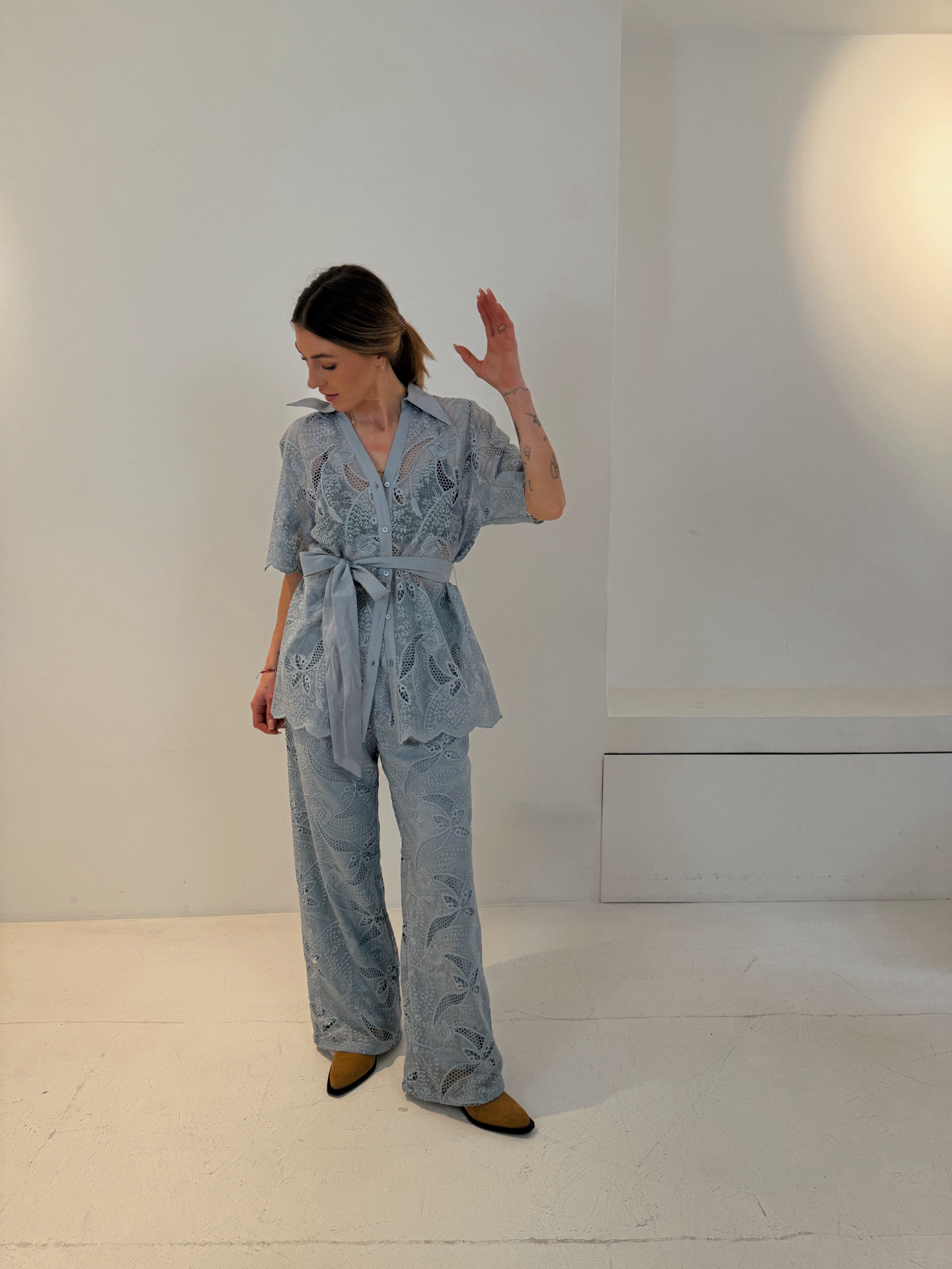 Bluse mit Lochstickerei