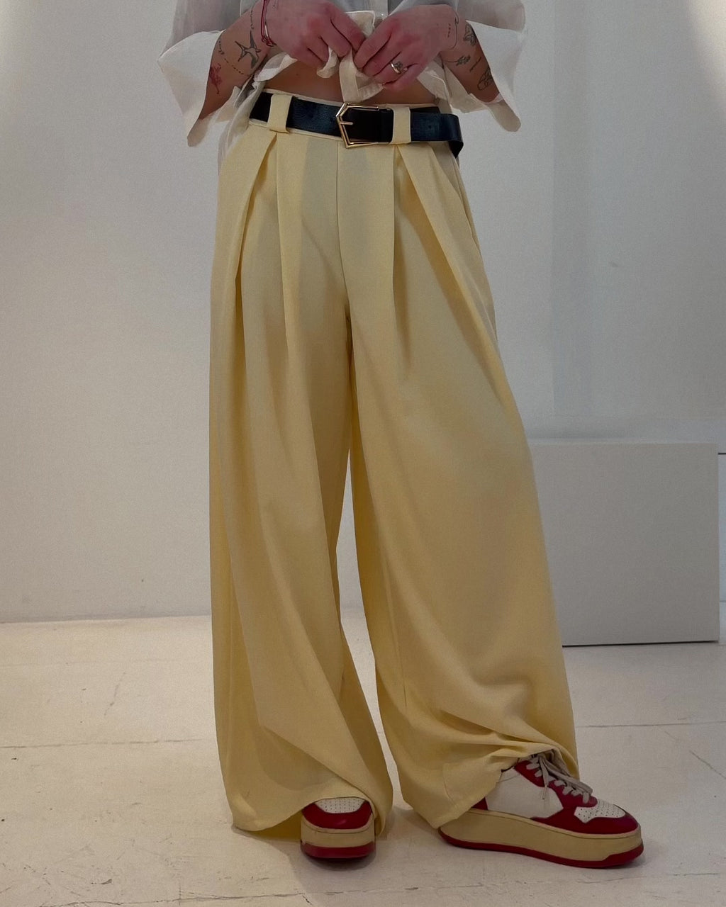 Bundfaltenhose mit Gürtel